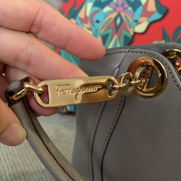 SALVATORE FERRAGAMO bag, genuine leather in 2-tone beige. Gold tone chains. - Picture 5 of 17